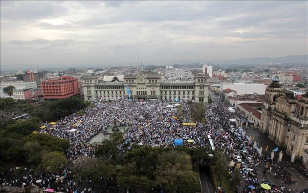 Unos 20.000 guatemaltecos exigieron este sábado, en Ciudad de Guatemala (Guatemala), la renuncia del presidente del país, Otto Pérez Molina, ante las recientes acusaciones de corrupción en su gobierno, EFE
