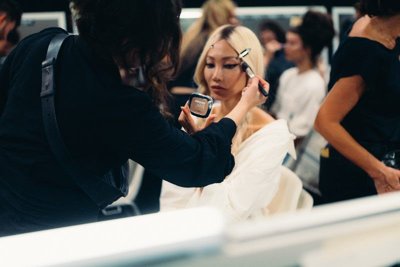 El desfile de L'Oréal Paris que levanta el ritmo feminista