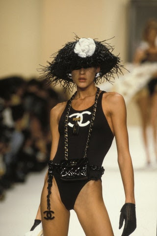 Como se vio durante el desfile del verano del 94 un clsico traje de bao negro de una pieza poda experimentar una...