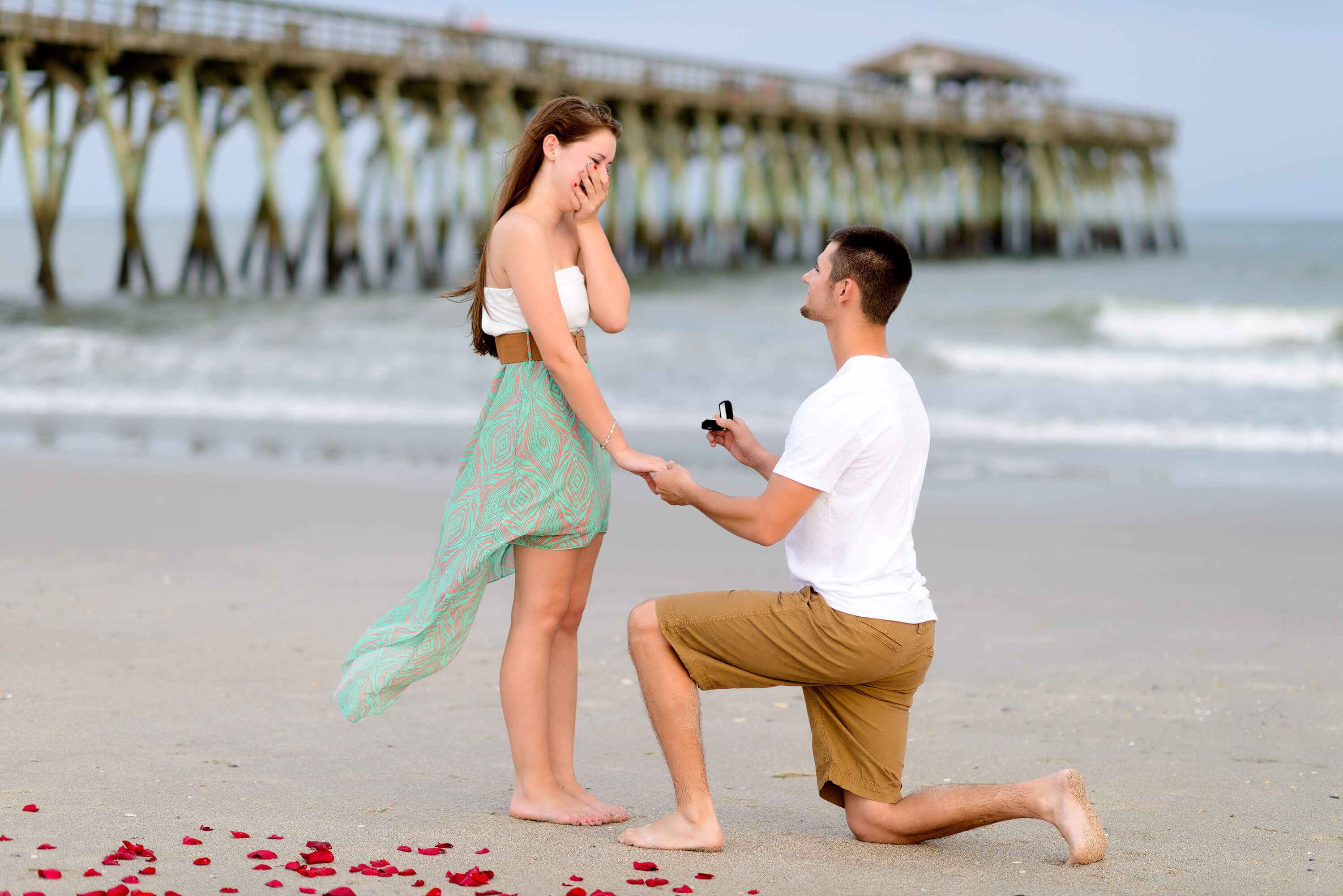 marriage-proposal-in-front-of-the-ocean