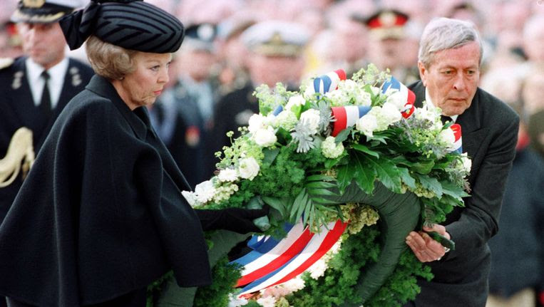 Koningin Beatrix en prins Claus tijdens de Nationale Dodenherdenking in 1998. Beeld ANP