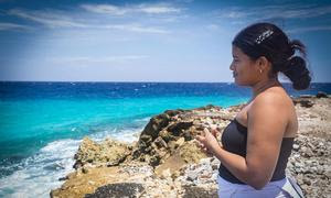 En 2022, Génesis, de 22 años, y su compañero José* se apretujaron a bordo de una pequeña embarcación sobrecargada capitaneada por traficantes de personas y repleta de migrantes con destino a Curaçao, una isla del Caribe situada a 65 kilómetros de la cost…