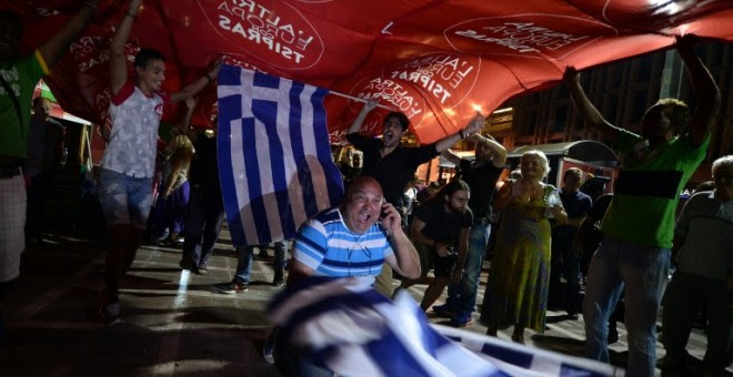 Seguidores de Syriza celebran la victoria de la formación de Tsipras en el centro de Atenas. - AFP
