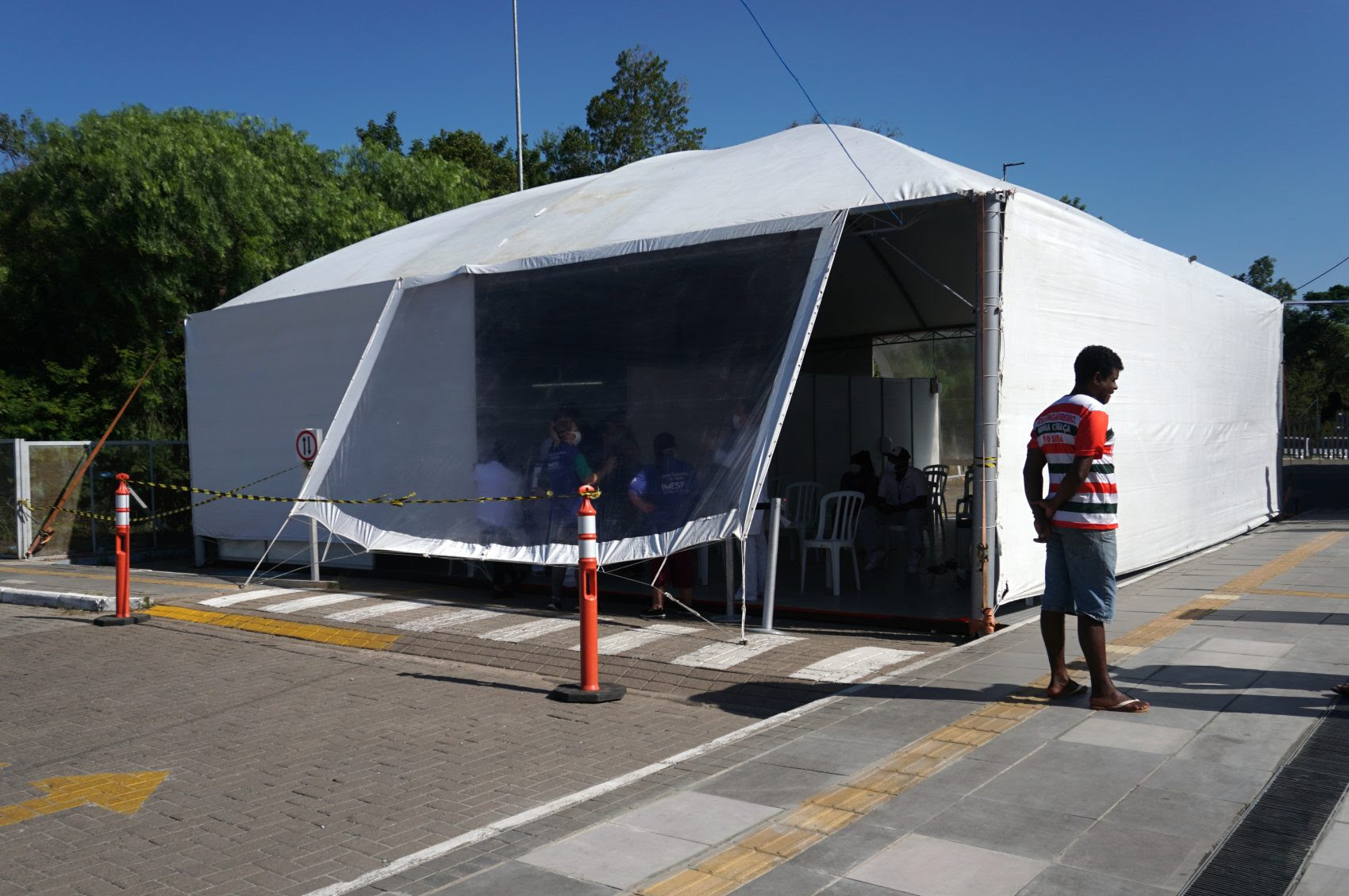 Tendas externas conjugadas a hospitais foram construídas para atender a demanda em Porto Alegre