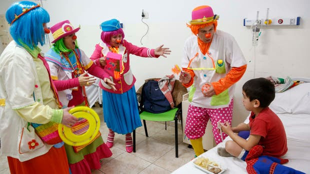 La Dra. Mireta Beta comanda el grupo de payamédicos que visita a los chicos internados en el Hospital Municipal de Pediatría Federico Falcón, en Del Viso