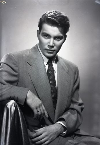 Wow, a                                      young William Shatner, 1952.                                      Newton Photographic Associate.: 