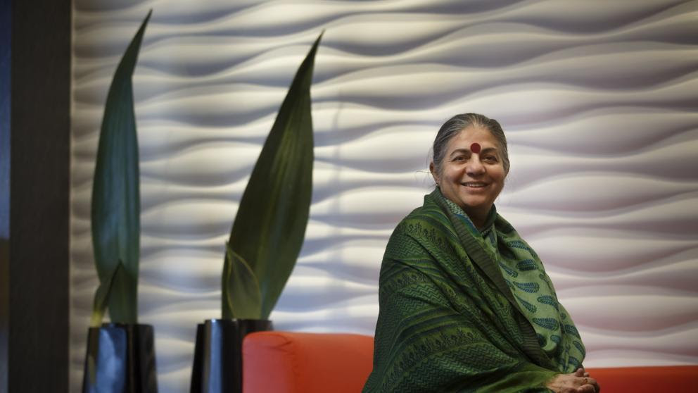 Vandana Shiva: Las mujeres son las parteras de la agricultura