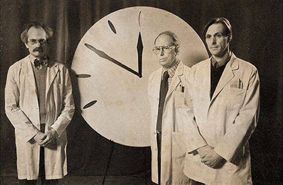 Los científicos del "Bulletin of the Atomic Scientists" ponen en marcha el Dooms Clock o Reloj del Apocalipsis en 1947.