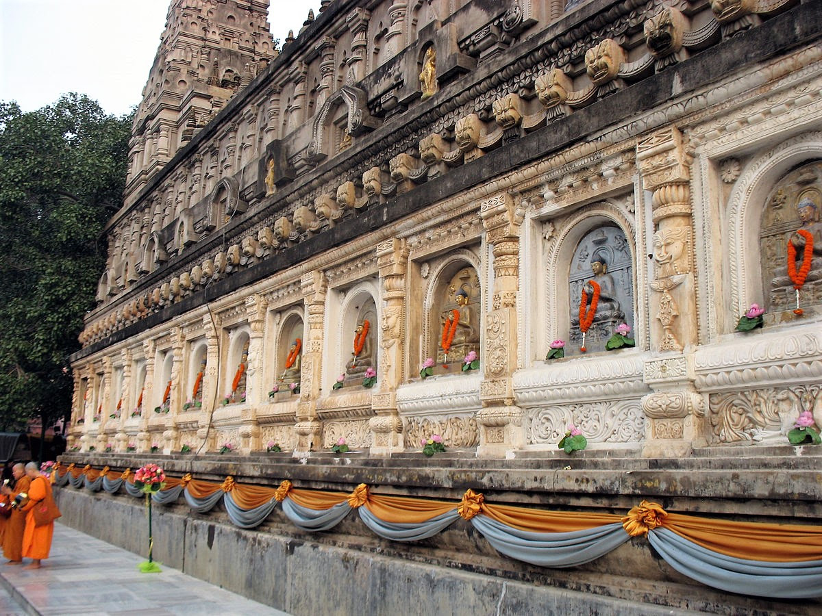 Mahabodhi temple in Bodh Gaya, Buddhist site venerated by both Buddhists and Hindus in Bihar state, India. (Creative Commons, Ineb-2553)
