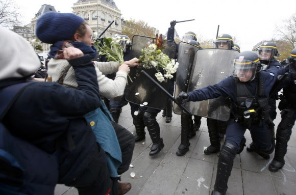 Los manifestantes formaron una cadena humana y posteriormente unos 200 activistas, algunos con máscaras, se enfrentaron con la Policía en una de las calles que conducen a la plaza de la República, que se ha convertido en lugar de reunión para los parisinos desde los ataques terroristas en la capital francesa, informa Reuters.