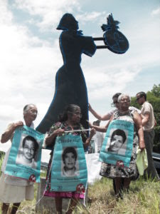 Madres de Detenidos Desaparecidos en la develacion del monumento a la memoria