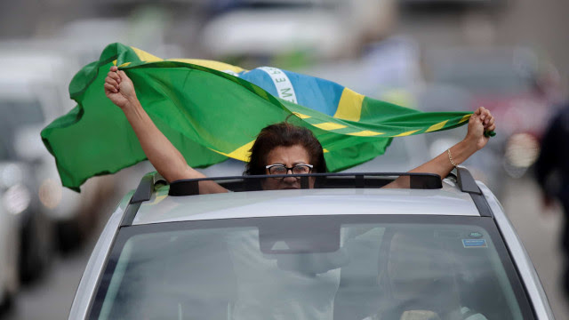 Em Porto Alegre, apoiadores de Bolsonaro batem em mulher e chutam rapaz