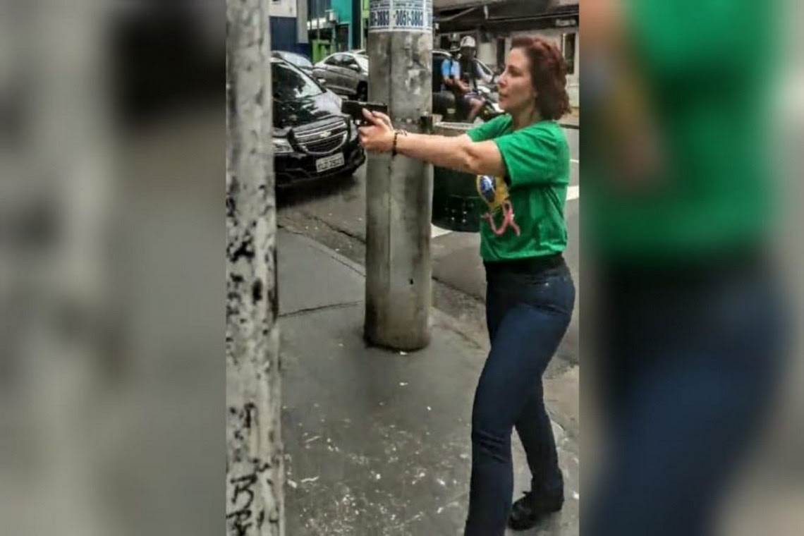 Carla Zambelli saca arma e aponta para homem em São Paulo