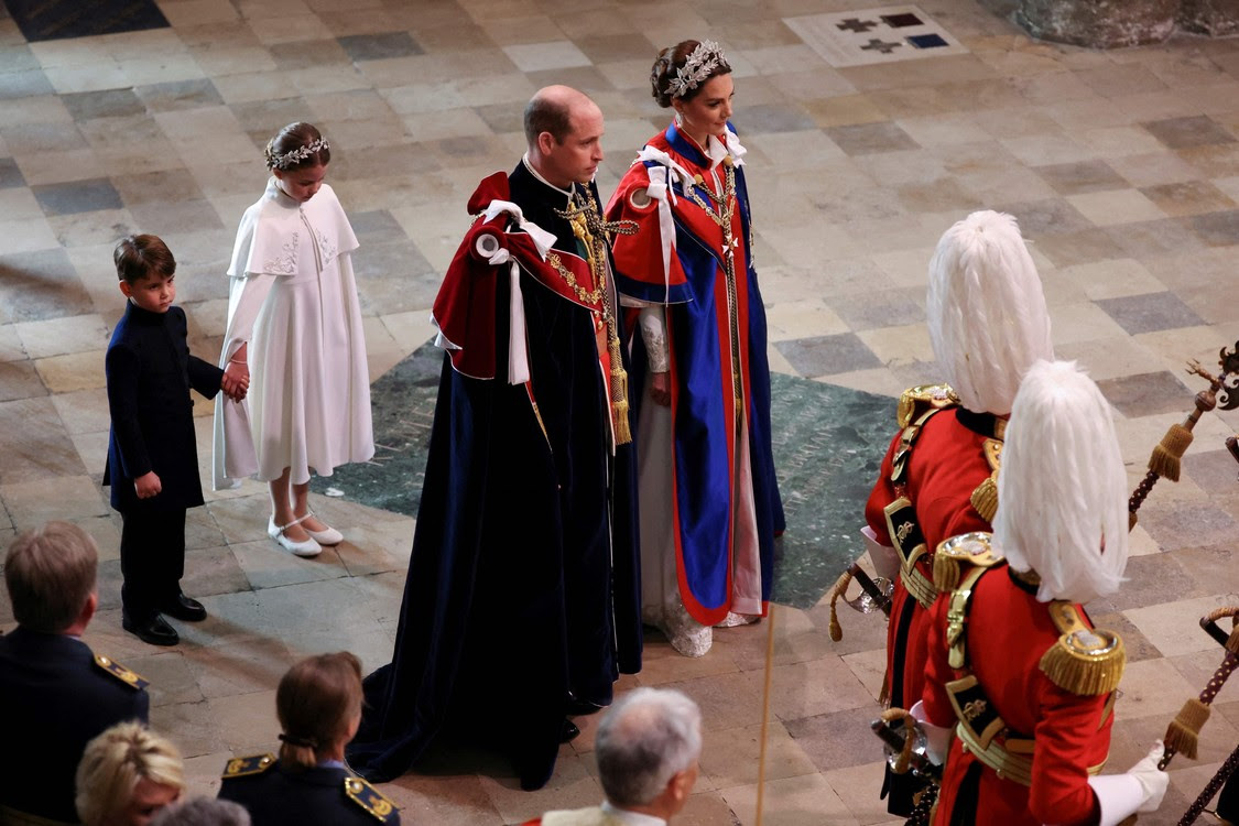 Hoàng tử Anh William, Hoàng tử xứ Wales, Công nương Kate xứ Wales, Công chúa Charlotte xứ Wales và Hoàng tử Louis xứ Wales đến Tu viện Westminster.  (Ảnh của PHIL NOBLE/POOL/AFP)