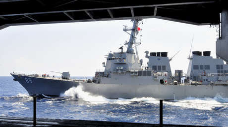 El destructor de misiles guiados USS Preble en el océano Índico antes una operación de reabastecimiento, el 8 de mayo de 2011.