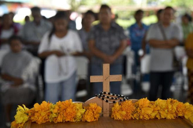 Familiares de asesinados en las fosas comunes celebran un funeral en Ayotznipa.