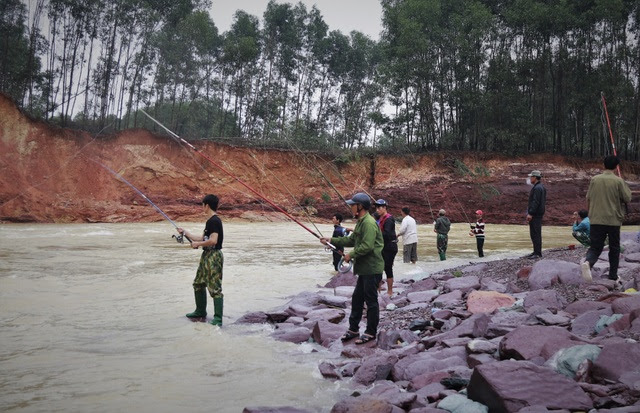 Hà Tĩnh: Hàng trăm người săn cá dưới chân tràn hồ Kẻ Gỗ - 2 Hà Tĩnh: Hàng trăm người săn cá dưới chân tràn hồ Kẻ Gỗ - 2