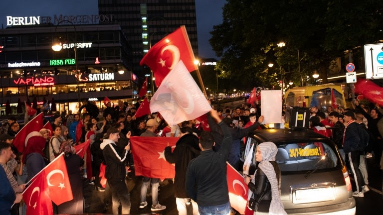 Vor der offiziellen BestÃ¤tigung reklamierte Erdogan von Sieg fÃ¼r sich. Seine AnhÃ¤nger in Berlin feierten ebenfalls vor dem BestÃ¤tigung den Sieg (Foto: Paul Zinken/dpa)
