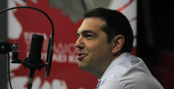El primer ministro griego, Alexis Tsipras, durante una entrevista con la emisora de radio de Syriza Sto Kokkino, en Atenas, Grecia, hoy, 29 de julio de 2015. Tsipras reconoció hoy que si durante la maratoniana negociación con los líderes de la eurozona e