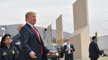 El presidente estadounidense, Donald Trump, revisa los prototipos del muro fronterizo en San Diego, California, el 13 de marzo de 2018.