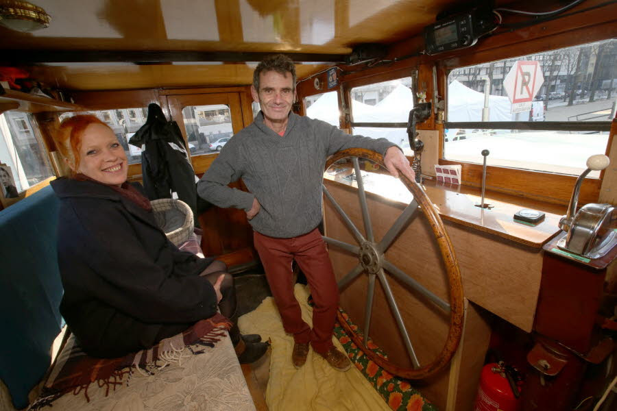 Cécile Sauthier et Raphaël Sauzéat, les deux co-gérants de la Scop Alizarine, sont à l’origine de ce projet un peu fou de créer une ligne régulière de transport fluvial de vin entre la vallée du Rhône et Paris.