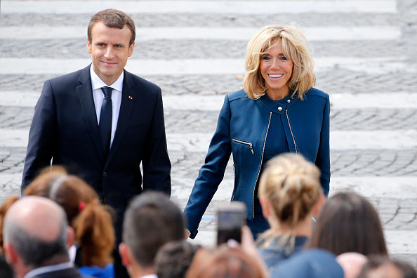 Tổng thống Pháp Emmanuel Macron và phu nhân Brigitte Trogneux tham dự lễ duyệt binh truyền thống ngày Bastille trên đại lộ Champs-Élysées vào ngày 14 tháng 7 năm 2017 tại Paris, Pháp. Ngày Bastille, ngày Quốc khánh Pháp năm nay kỷ niệm 100 năm ngày Hợp chủng quốc Hoa Kỳ tham gia Thế chiến thứ nhất (Ảnh của Thierry Chesnot / Getty Images)