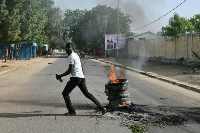 Lors d'une manifestation à N'Djamena (Tchad), le 27 avril 2021. © Issouf SANOGO / AFP Lors d'une manifestation à N'Djamena (Tchad), le 27 avril 2021. © Issouf SANOGO / AFP