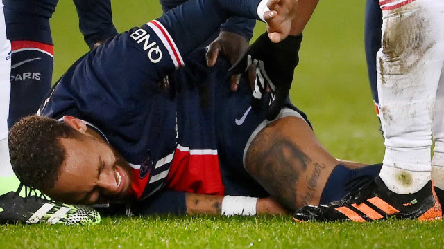 PSG perde em casa do Lyon e deixa ponta; Neymar se lesiona e sai de maca chorando