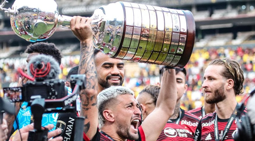 Jogadores do Flamengo com a taça da Libertadores 2022