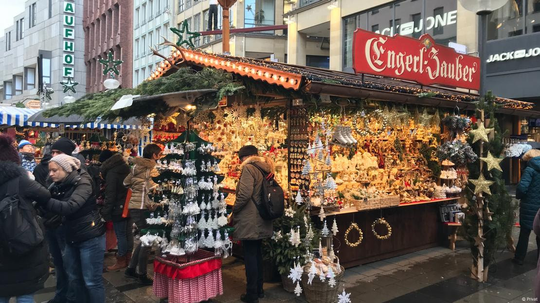 Foto externa mostra banca natalina com decorações de Natal e luzes.