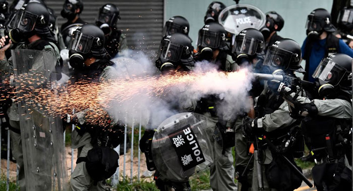 Cảnh sát Hồng Kông bắn lựu đạn hơi cay về phía người biểu tình.