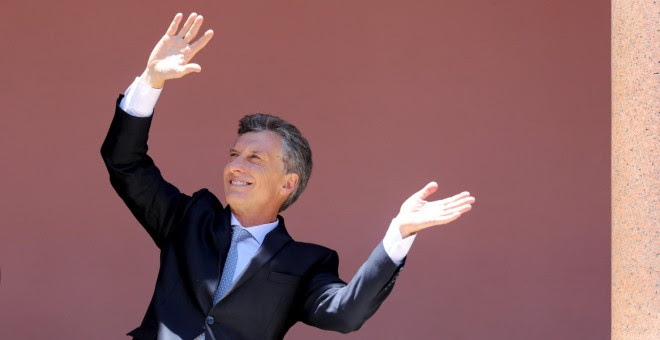 El presidente de Argentina, Macri, baila en el balcón de la Casa Rosada. REUTERS