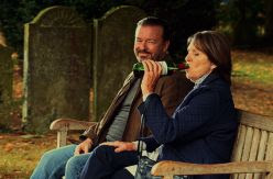 'After Life 2': Ricky Gervais (pre)siente y padece la angustia de vivir un presente indefinido