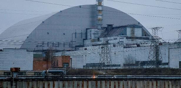 Nova estrutura de confinamento sobre o antigo sarcófago que cobre reator danificado da usina nuclear de Chernobyl, na Ucrânia