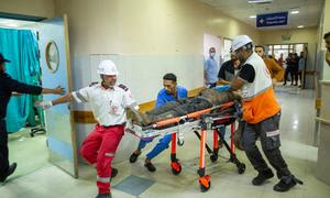 Мужчина, получивший ранение в результате ракетного удара, срочно доставлен на лечение в больницу Насер в Хан-Юнисе.