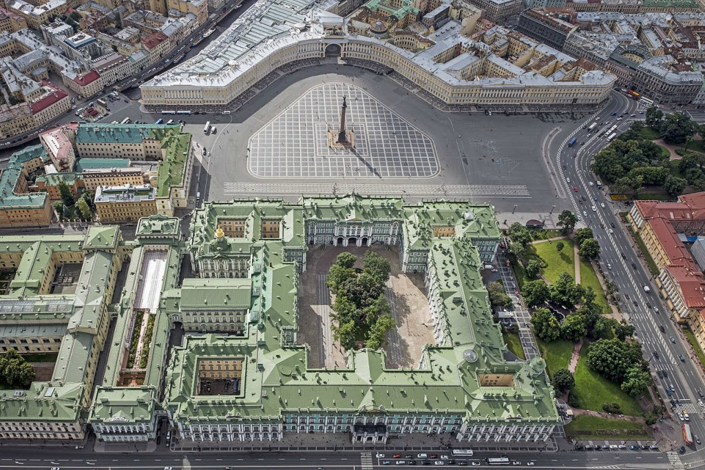 Вид на Зимний дворец и Дворцовую площадь с высоты.jpg