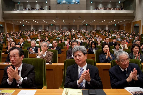 Thính giả vỗ tay hoan nghinh những giải đáp thắc mắc của đức Đạt Lai Lạt Ma kết thúc buổi Pháp thoại tại Tokyo, Nhật Bản vào ngày 04 tháng 4, 2015. Photo / Tenzin Jigmey