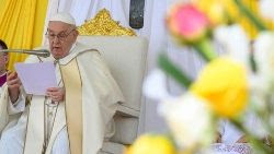 Il saluto di Papa Francesco al termine della Messa presso il Mausoleo 