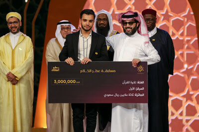 Turki Alalshikh, Chariman of Saudi General Entertaniment Authority, awards the Iranian contestant Younes Shahmradi 800,000$ for winning first place in the Quran track of Otr Elkalam competition