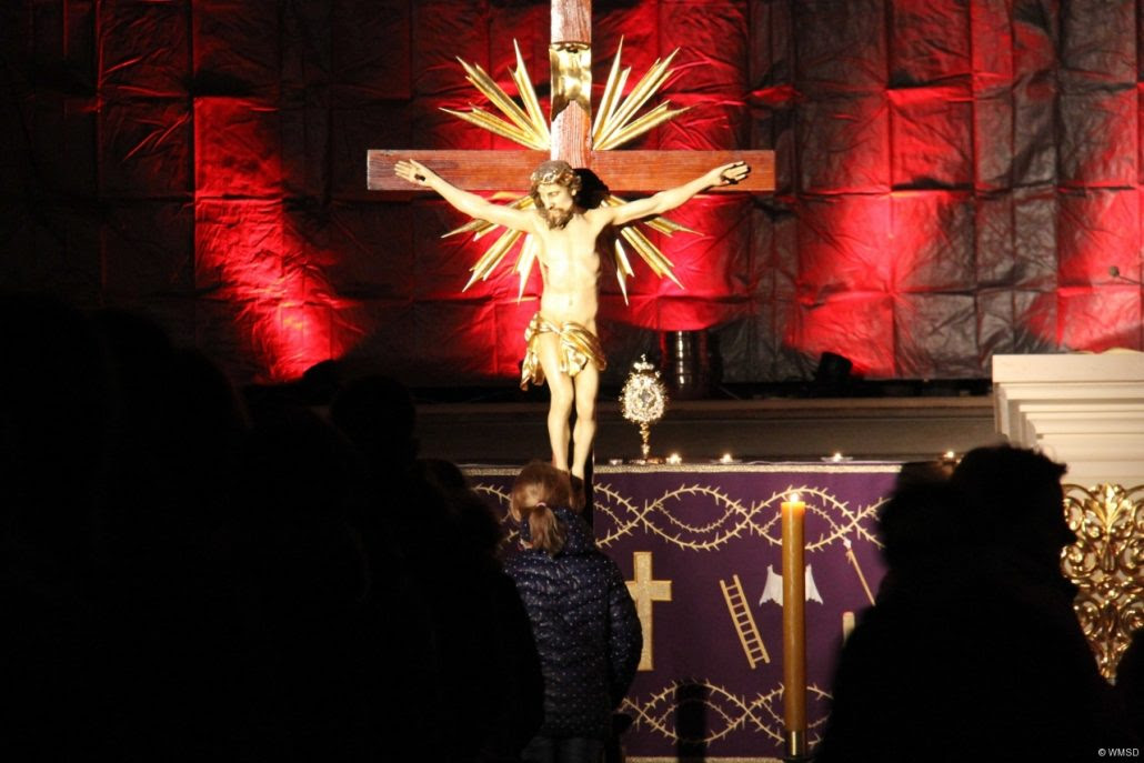 Uwielbiajmy tajemnicę wiary”. Klerycy zapraszają na adoracje krzyża w  kościele seminaryjnym | Archidiecezja Warszawska