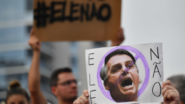 Manifestantes fincam cruzes em frente ao Congresso e criticam Bolsonaro