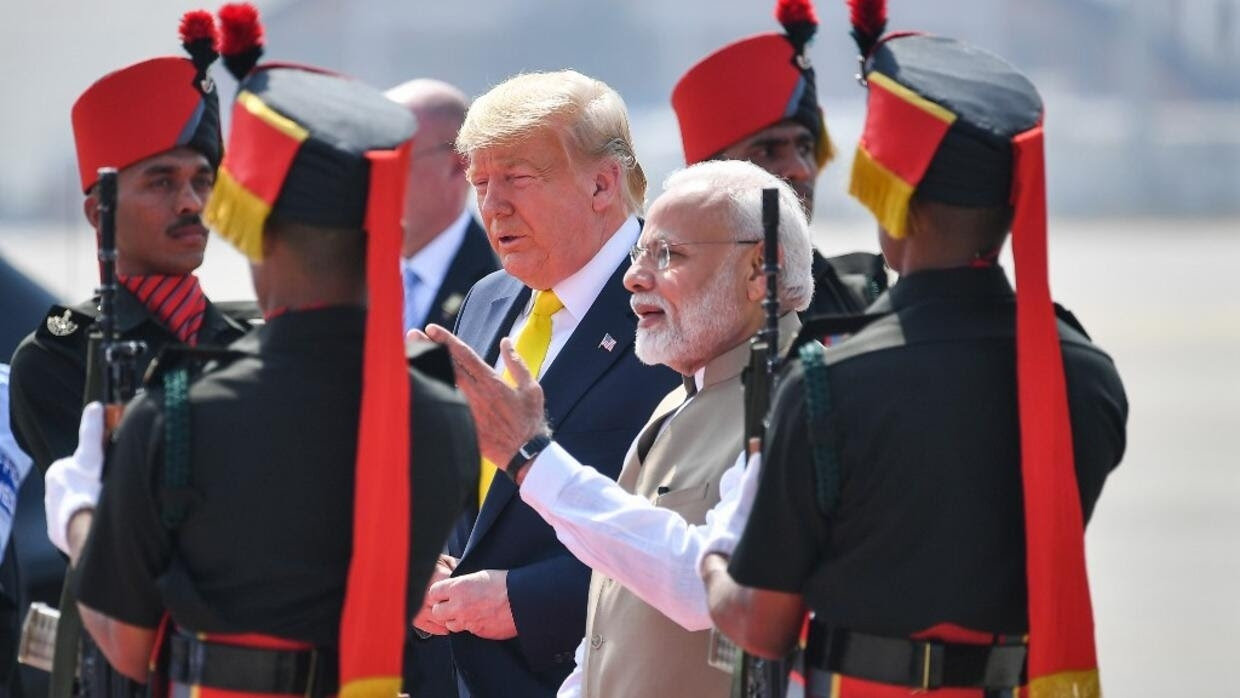 Thủ tướng Ấn Độ Narendra Modi (áo mầu sáng) đón tiếp tổng thống Mỹ Donald Trump tại sân bay Sardar Vallabhbhai Patel, ở Ahmedabad, ngày 24/02/2020