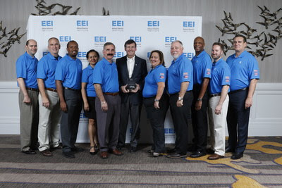 Edison Electric Institute (EEI) President Tom Kuhn (center) presents employees of Florida Power & Light Company (FPL) with a 2018 Emergency Assistance Award for Puerto Rico Power Restoration during EEI’s annual convention in San Diego, June 5, 2018. FPL’s team of more than 400 men and women worked for nearly 200 days, restoring power to approximately 30,000 homes in the aftermath of Hurricane Maria. Photo credit: EEI.