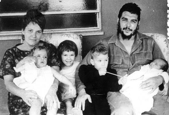 El Che y su familia. Foto. Archivo