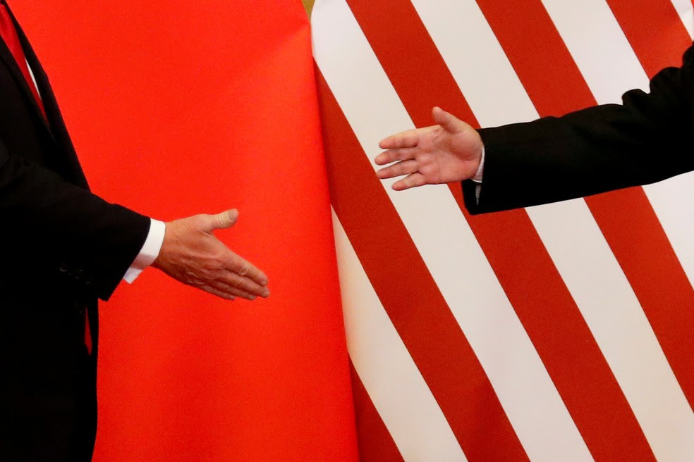 Presidente da China, Xi Jinping, e presidente dos EUA, Donald Trump, se cumprimentam em imagem de novembro de 2017. — Foto: Damir Sagolj/Reuters