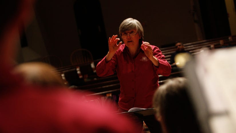 Ellie Armsby conducts the Rainbow Chorale of Delaware. / Photo: Daniel Sato, The News Journal (2014)