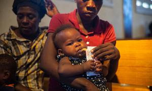 Un niño haitiano con desnutrición aguda grave tomando un suplemento nutricional.