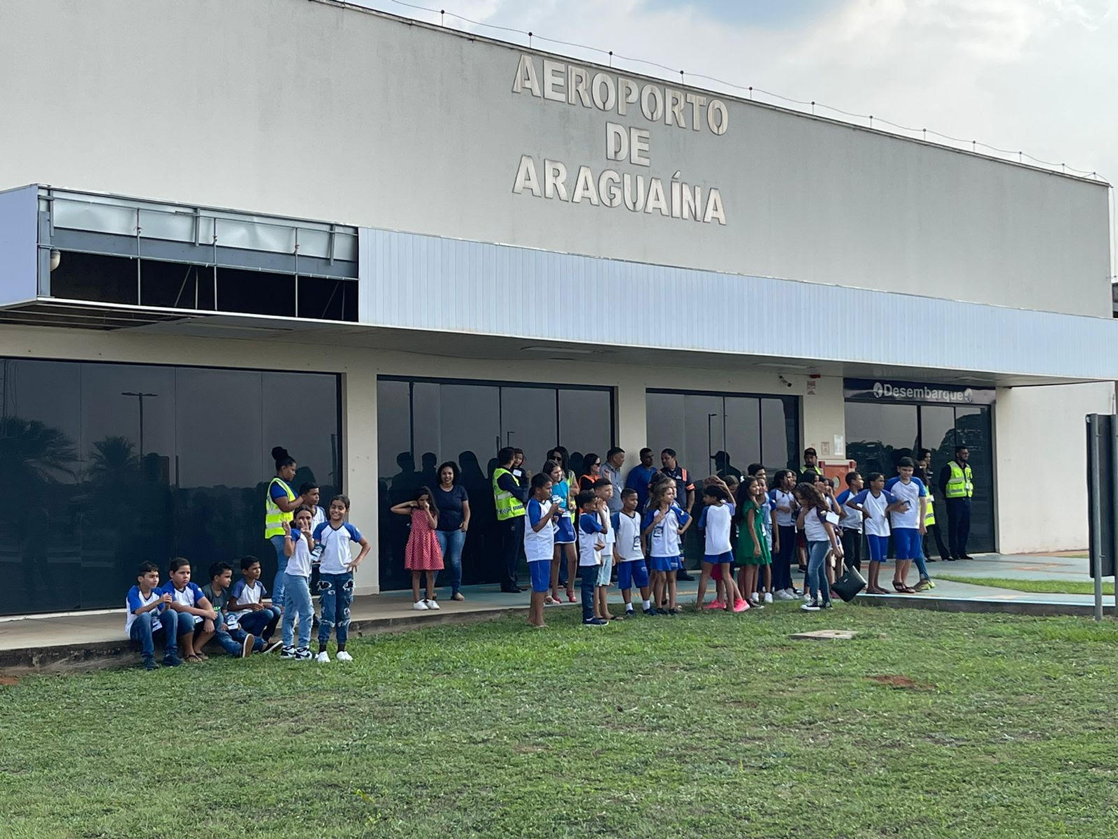 No aeroporto, os alunos também aprenderam sobre a importância da segurança nas áreas próximas ao local e como a comunidade pode contribuir com isso