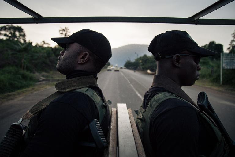 Des soldats camerounais patrouillent dans la ville de Buéa, dans la région anglophone du Sud-Ouest, théâtre d’affrontements depuis la déclaration symbolique de sécession le 1er octobre 2017.