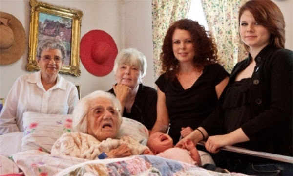 Sáu thế hệ cùng góp mặt trong một tấm ảnh. Người lớn nhất 111 tuổi, bé nhất mới chỉ 7 tháng tuổi.